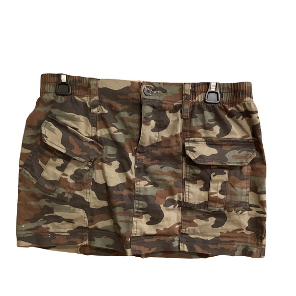 Rue21 Dresses & Skirts - RUE 21 Women’s Camo Micro Mini Skirt Front Pockets Sz M
